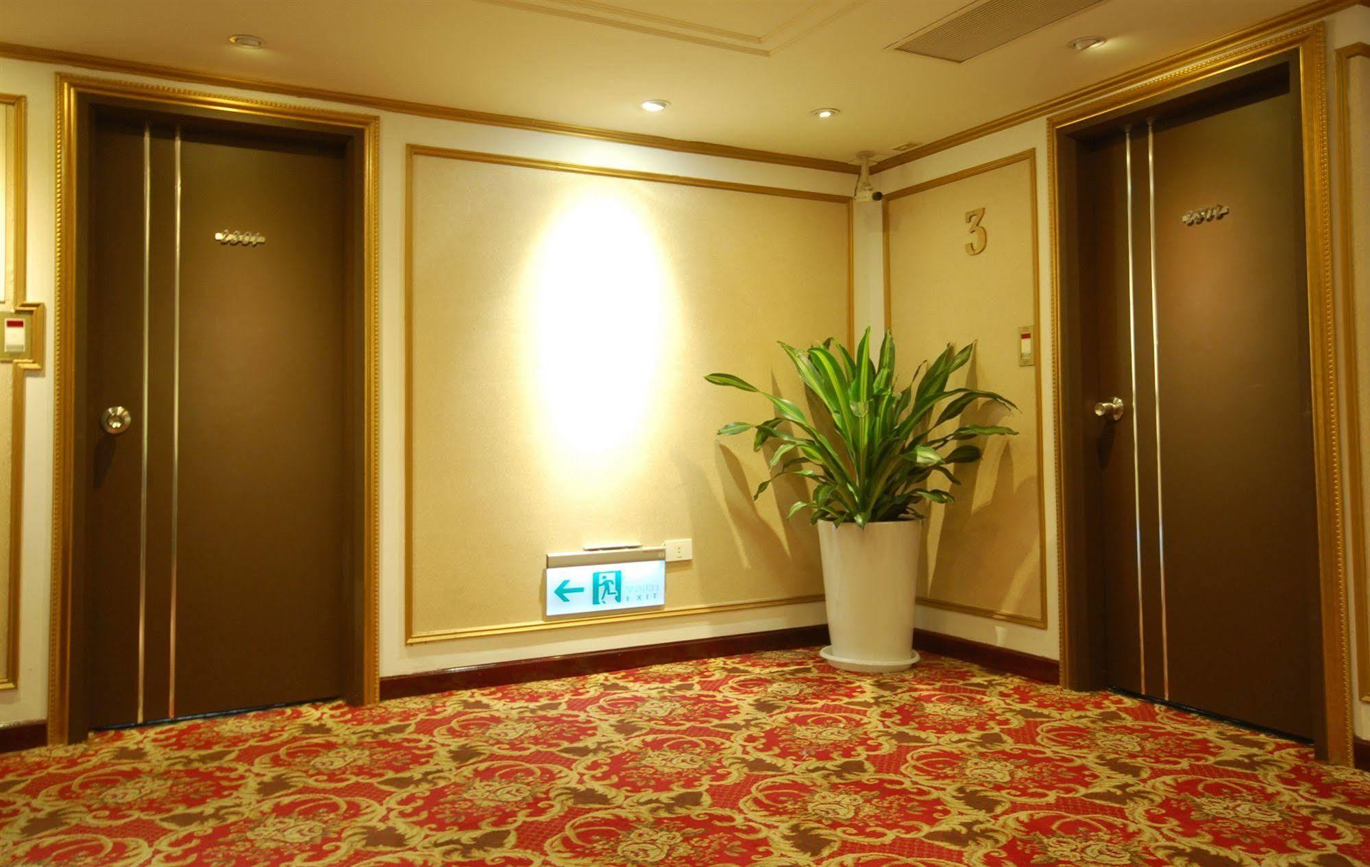 Kiwi Hotel Mrt Wenxin Branch Taichung Exterior foto
